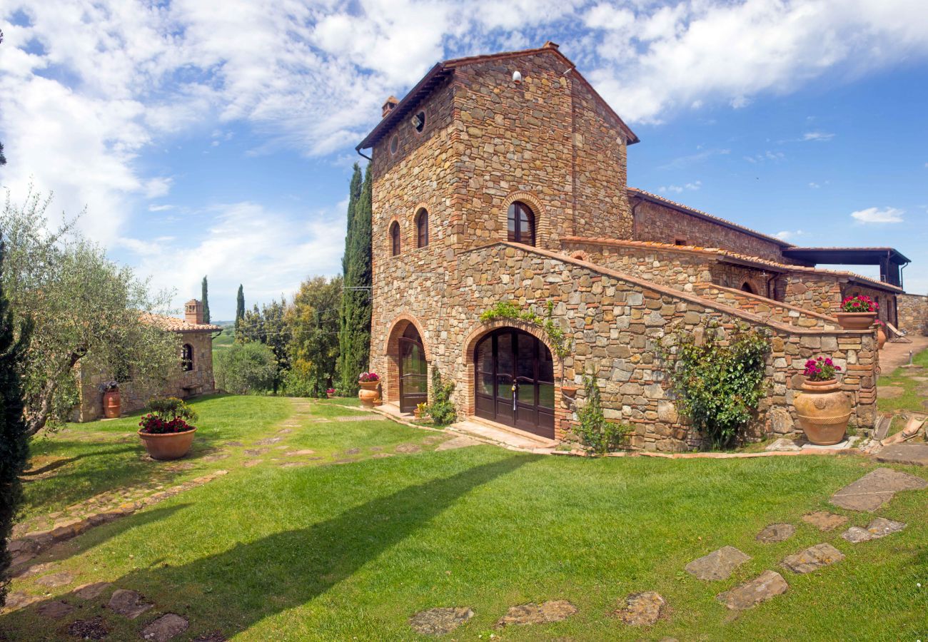 Ferienwohnung in Cinigiano - Typical Stone House looking Banfi Wineries