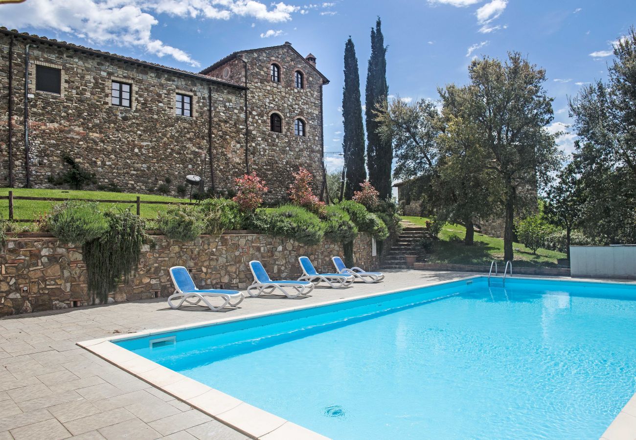 Ferienwohnung in Cinigiano - Typical Stone House looking Banfi Wineries